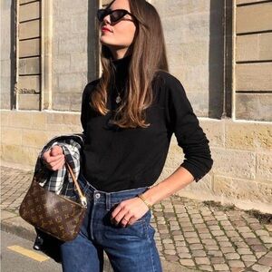 Iconic Louis Vuitton Monogram Pochette Leather Shoulder Bag